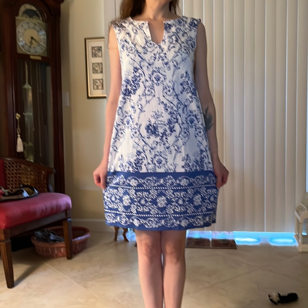 Sleeveless and casual summer shift in polyester cotton.